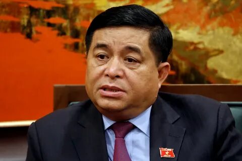 Nhìn điện thoại quá nhiều, nam thanh niên không thể ngẩng đầu